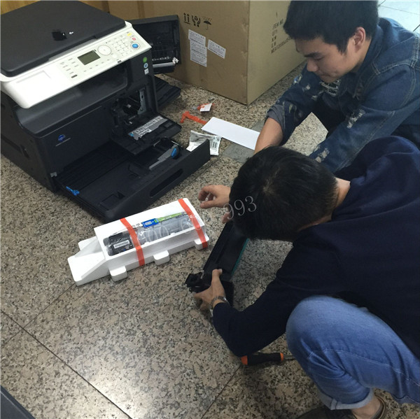 范師傅看到蔡師傅在打電話,然后過來幫忙裝機器 范師傅看到蔡師傅在打電話,然后過來幫忙裝機器