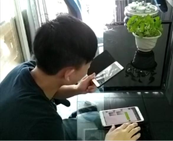 科頤辦公工程師在用視頻教客戶處理問題，客戶在師傅的指導下自己動手查檢配件