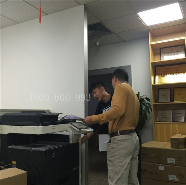 蔡師傅在和陳先生說柯尼卡美能達C360機器激光器大概在哪個位置-科頤辦公 蔡師傅在和陳先生說柯尼卡美能達C360機器激光器大概在哪個位置-科頤辦公