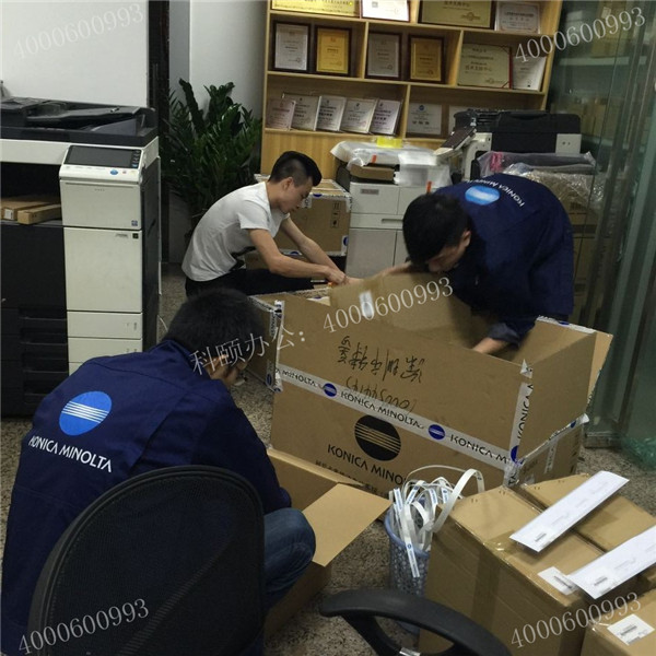 全新原裝柯尼卡美能達復印機配件回貨，同事在整理-科頤辦公