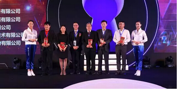 炭谷忠彥董事長（左四）頒發“年度特別貢獻獎”-科頤辦公分享