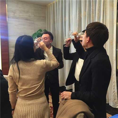 科頤2017年年會團圓飯，把酒飲歡